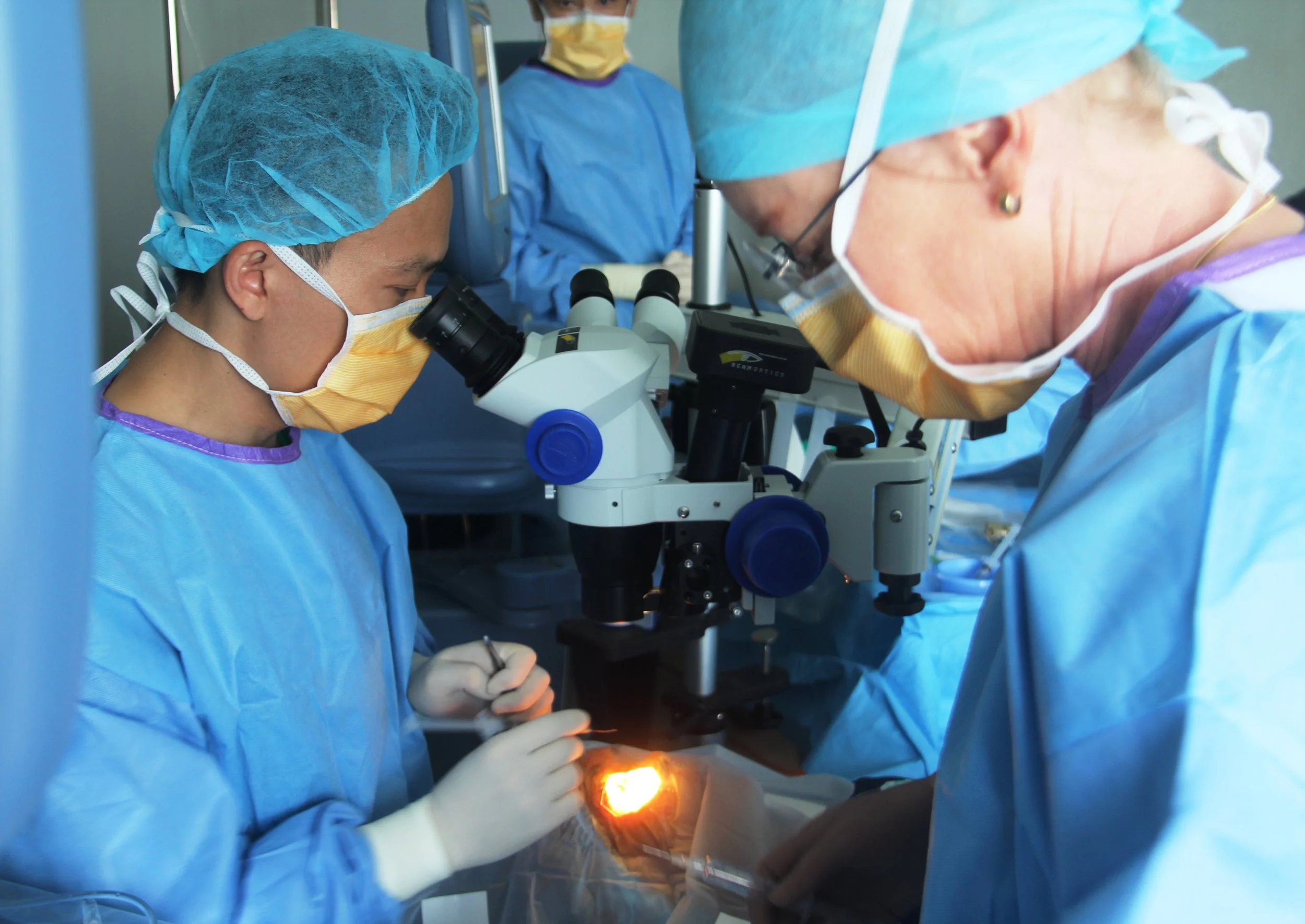 An Australian AHHA eye surgeon performing a cataract surgery 