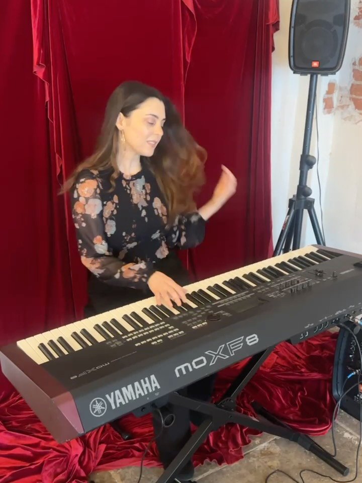 Mini weekend recap tickling ivories in the rain for @aynskinhouse x @thepotionstudio x @atelierpasadena 🌸✨🩰 ft. the dreamiest ballet nostalgia, rosewater mist, and soft sparkly flows 💫 

&hellip;aaand catching the brilliant @johnachr at @califorle