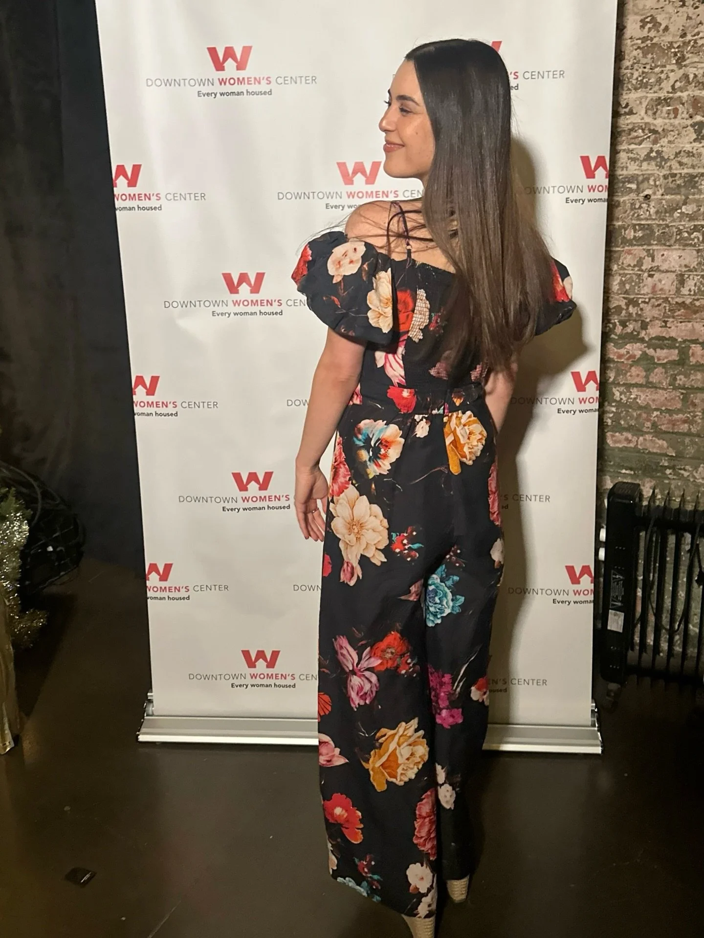 The @dwcweb has my whole heart 💞🌼 an honor to share this beautiful, uplifting (and festive!) evening of community and sisterhood&hellip;all in support of the Downtown Women&rsquo;s Center. 

Thank you to @meerasharm and the lovely leadership counci