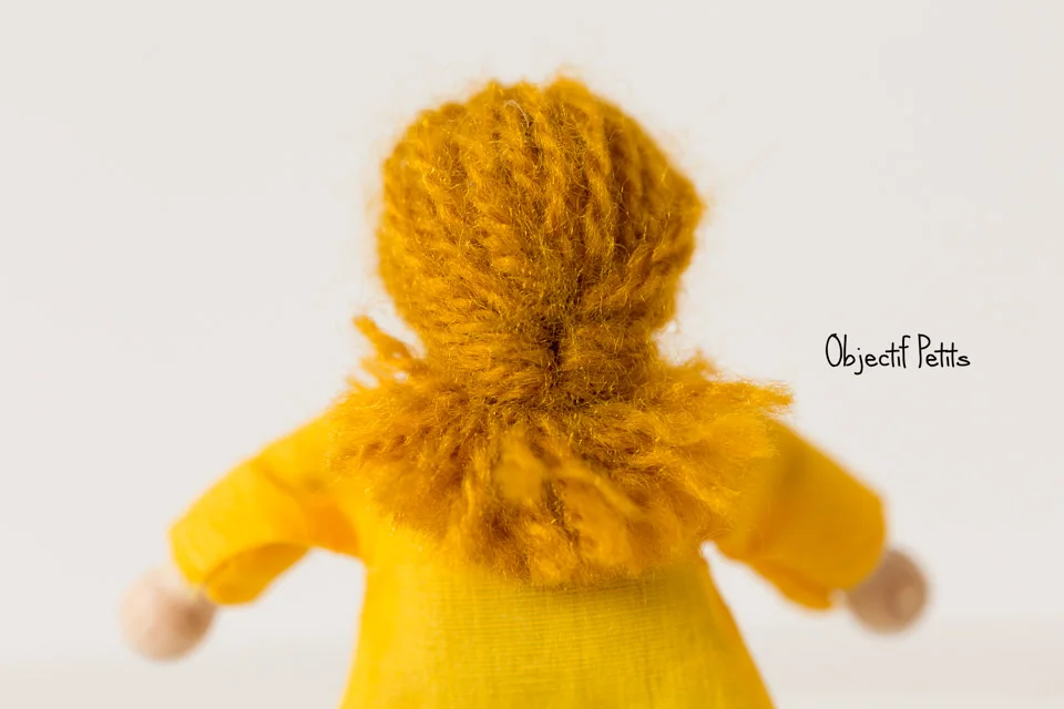 Madame "Cheveux de Laine" photographiée de dos | Projet 52 Semaine 17 | Objectif Petits