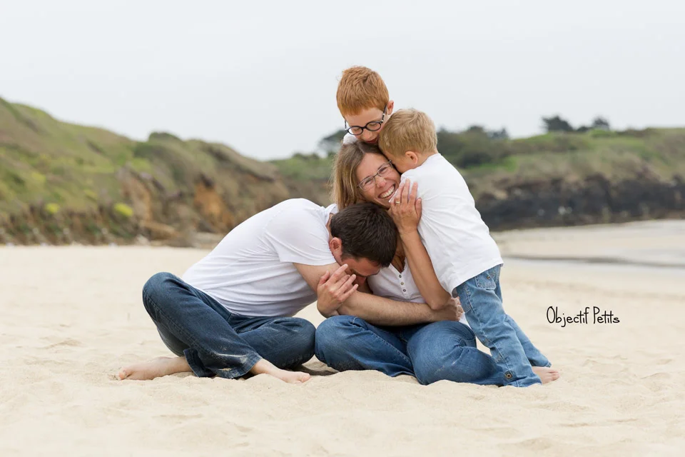Mini-séances photos en famille sur la plage par Vanessa HERY, Photographe Mariage & Famille à Brest www.objectifpetits.com