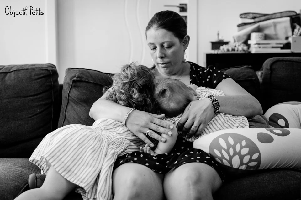 Co-allaitement lors des préparatifs d'un baptême près de Brest sous le soleil, Vanessa HERY Photographe www.objectifpetits.com