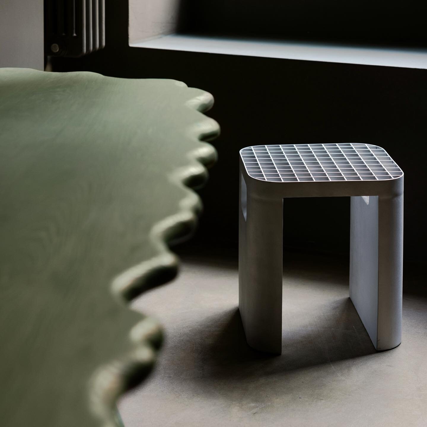 ONE stool from two weeks ago, together with JUV dining table by @ofstedaleng / @norwegianpresence Exhibition design and styling @kraakvikdorazio @bjornvandenberg Work sponsored by @shapesbyhydro - The Aluminum Knowledge Hub powered by @norskhydroasa 