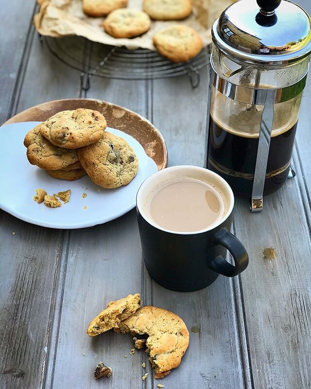 🍪☕️Coffee &amp; cookies ☕️🍪 Trying to remember how to do my job..!!! Lacking my skilled prop stylists &amp; photographer friends though!

#foodstyling #foodphotography #baking #foodstylist #props #cookies #coffee #foodphotographyandstyling