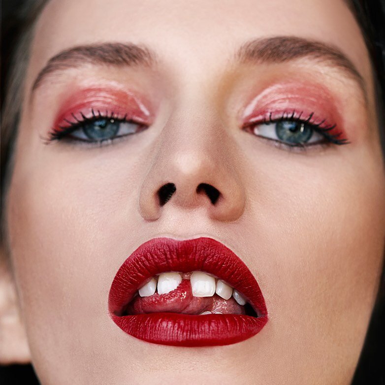 Beauty with @melindaszepesi using plantbased beauty. Photographed by @dianagomezphoto 

#tbt #beauty #redlips #glossyeyelids #naturalbeauty #veganbeauty #sustainablebeauty #planetfriendlybeauty @vanzeebeauty