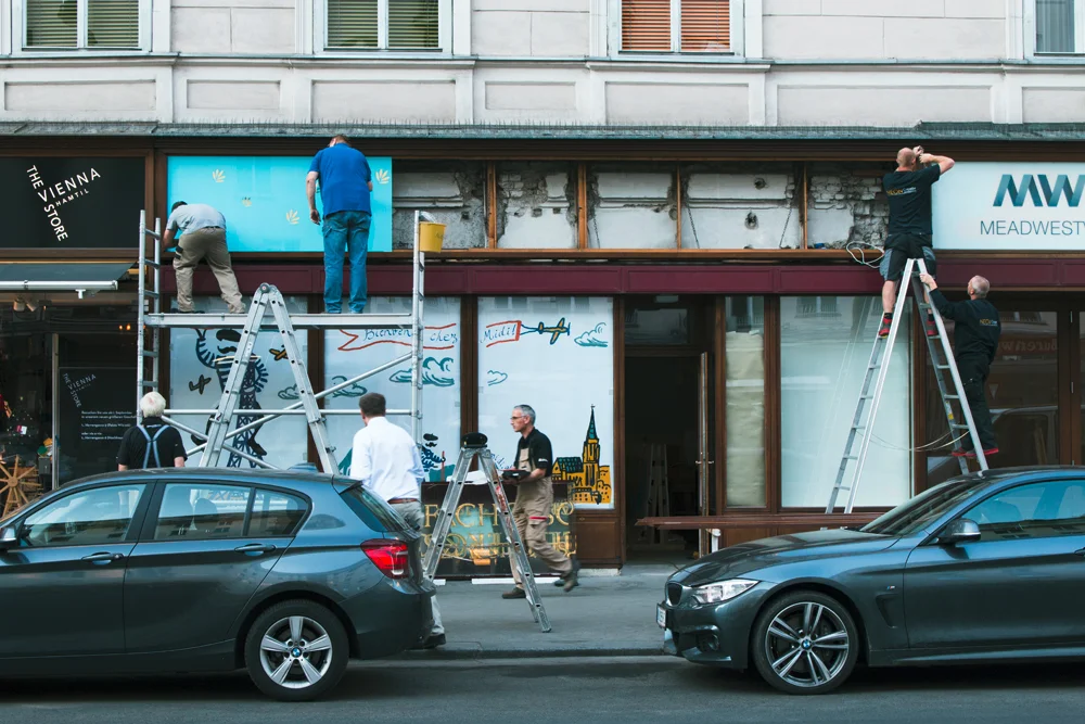 Handbemalte Glasfront Montage 2