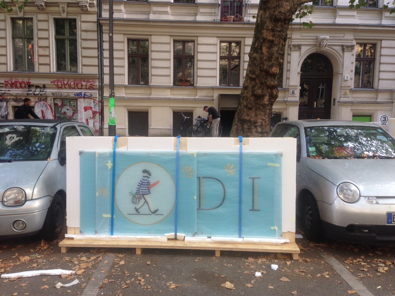 Glasschild für den Transport verpackt