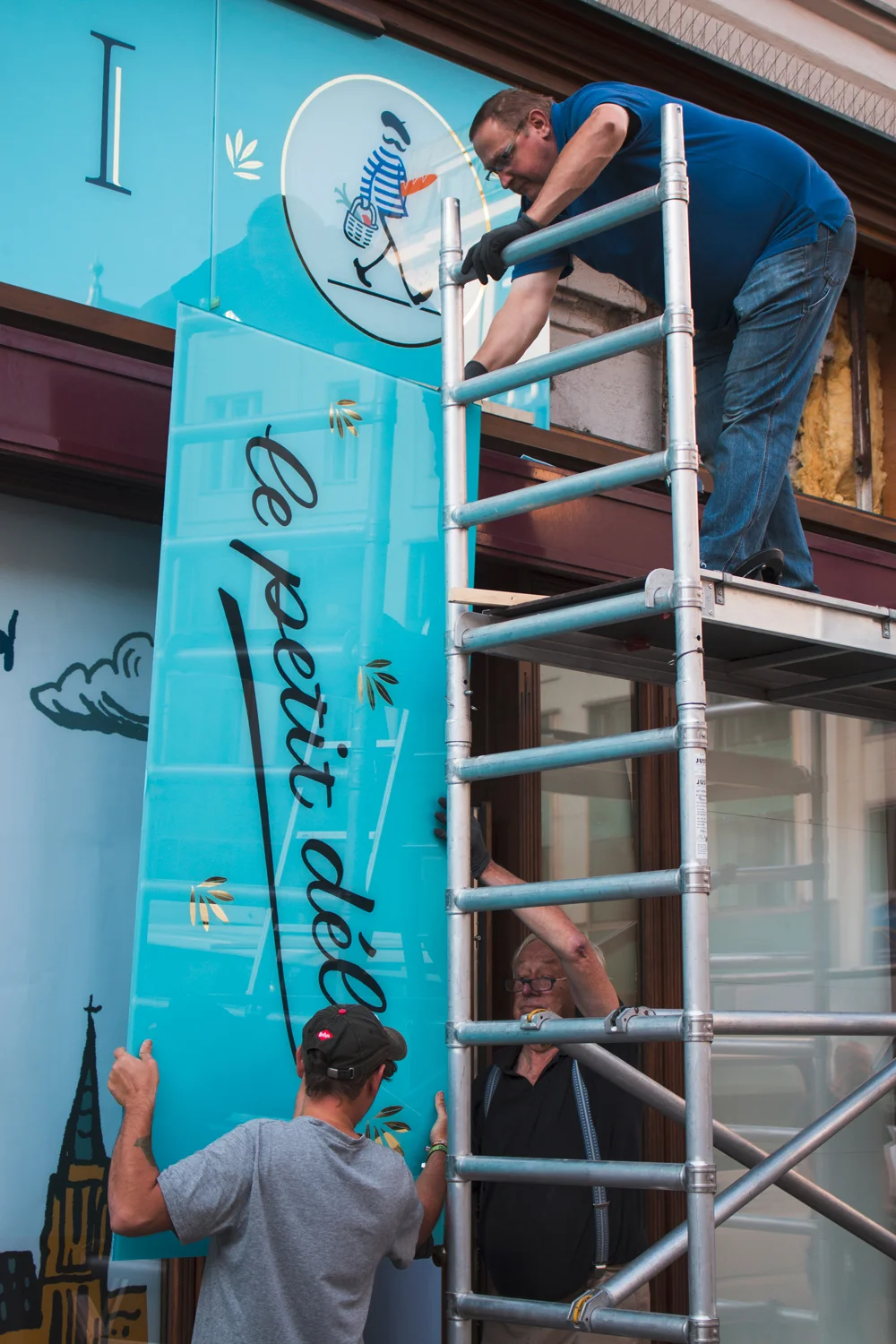 Handbemalte Glasfront Montage 3