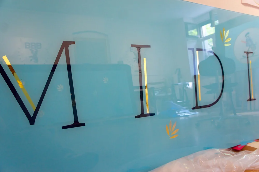 Handbemalte Glasschild mit Vergoldung, Detail Schrift
