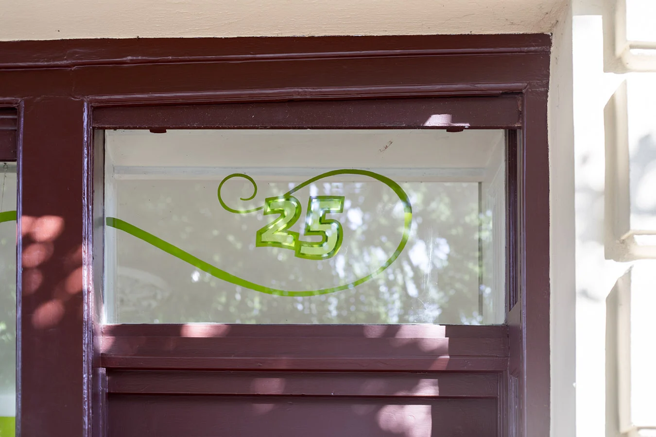 Handbemalte und vergoldete Hausnummer