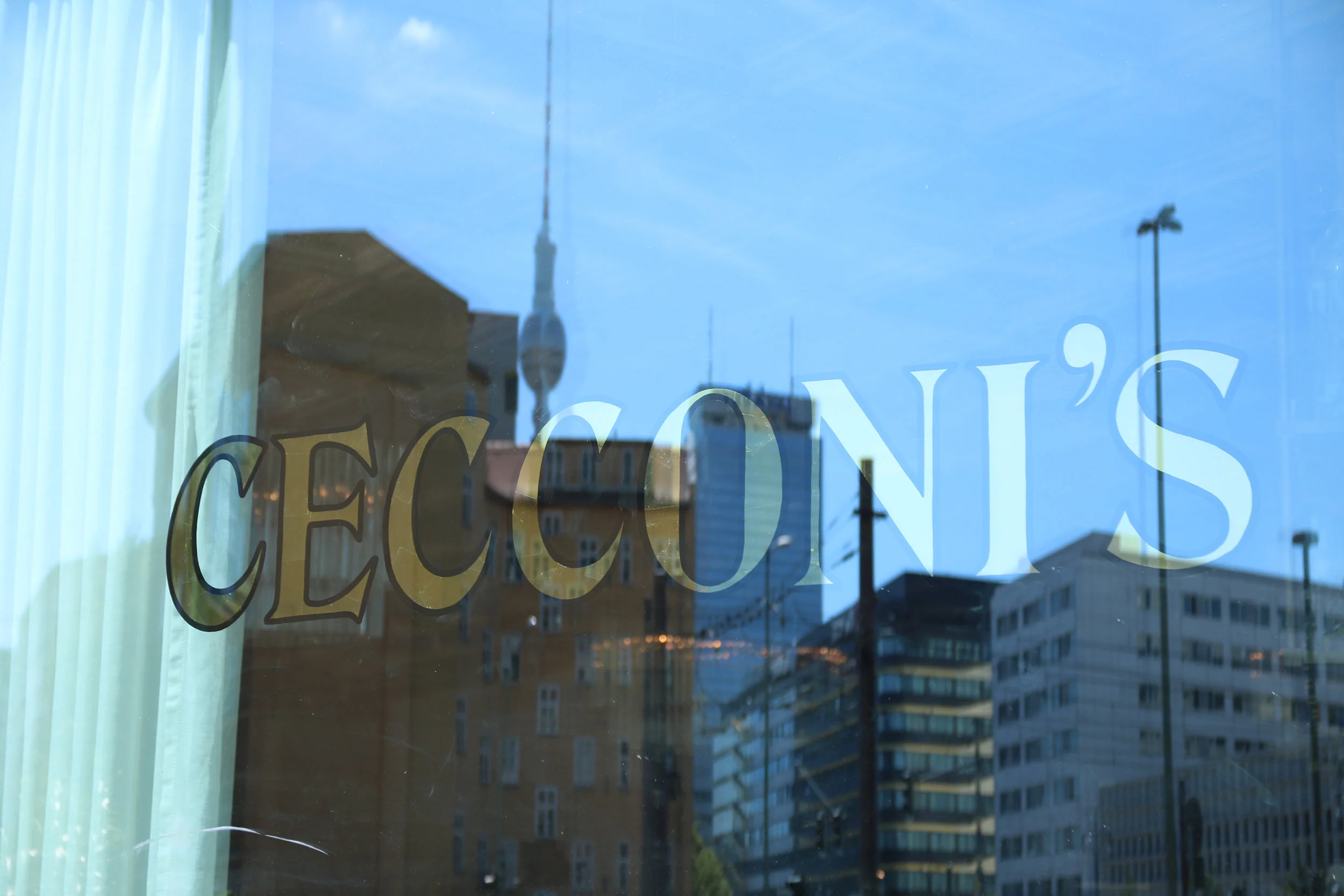 Schaufenster Beschriftung mit Hinterglasvergoldung