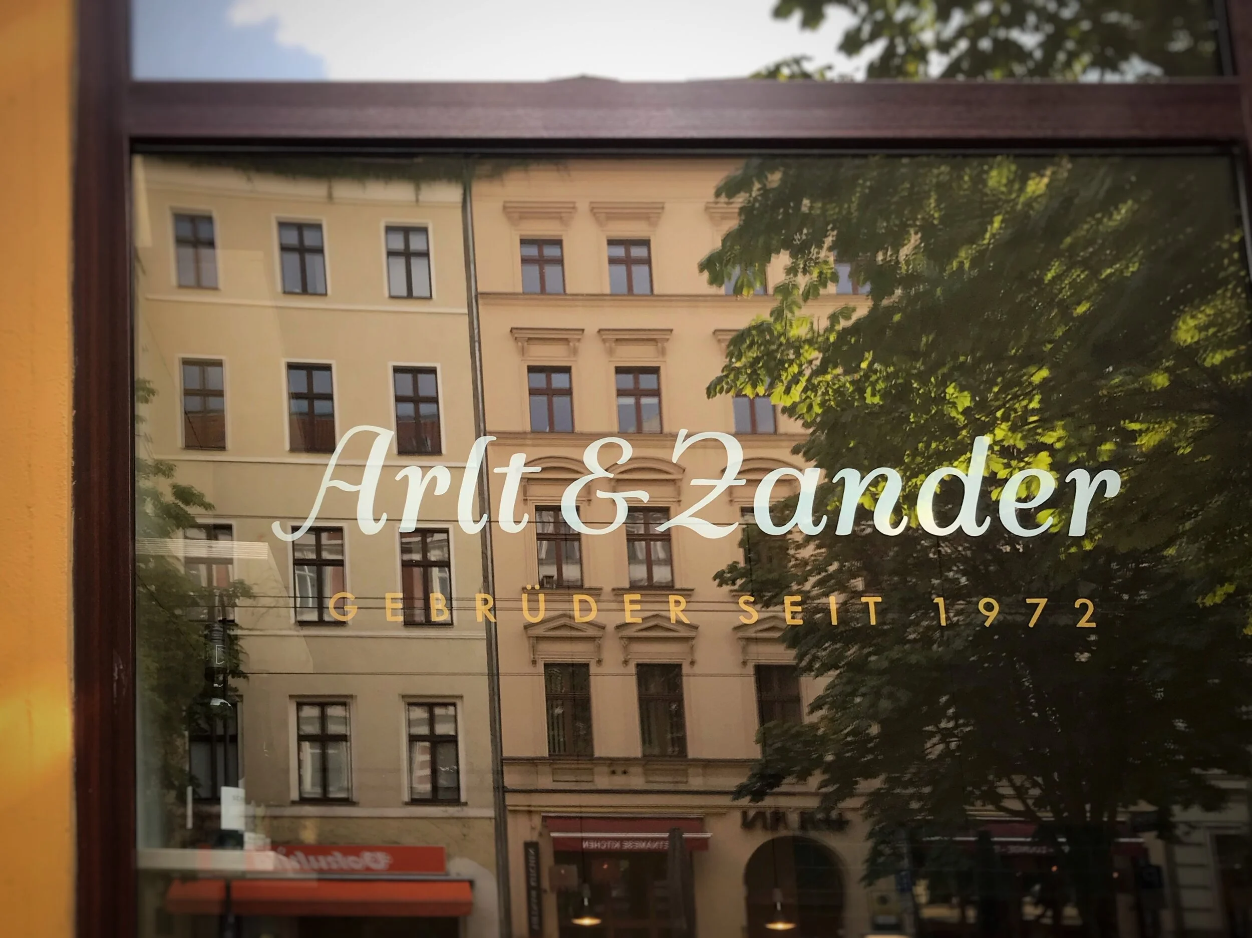 Schaufenster Beschriftung Feinkost