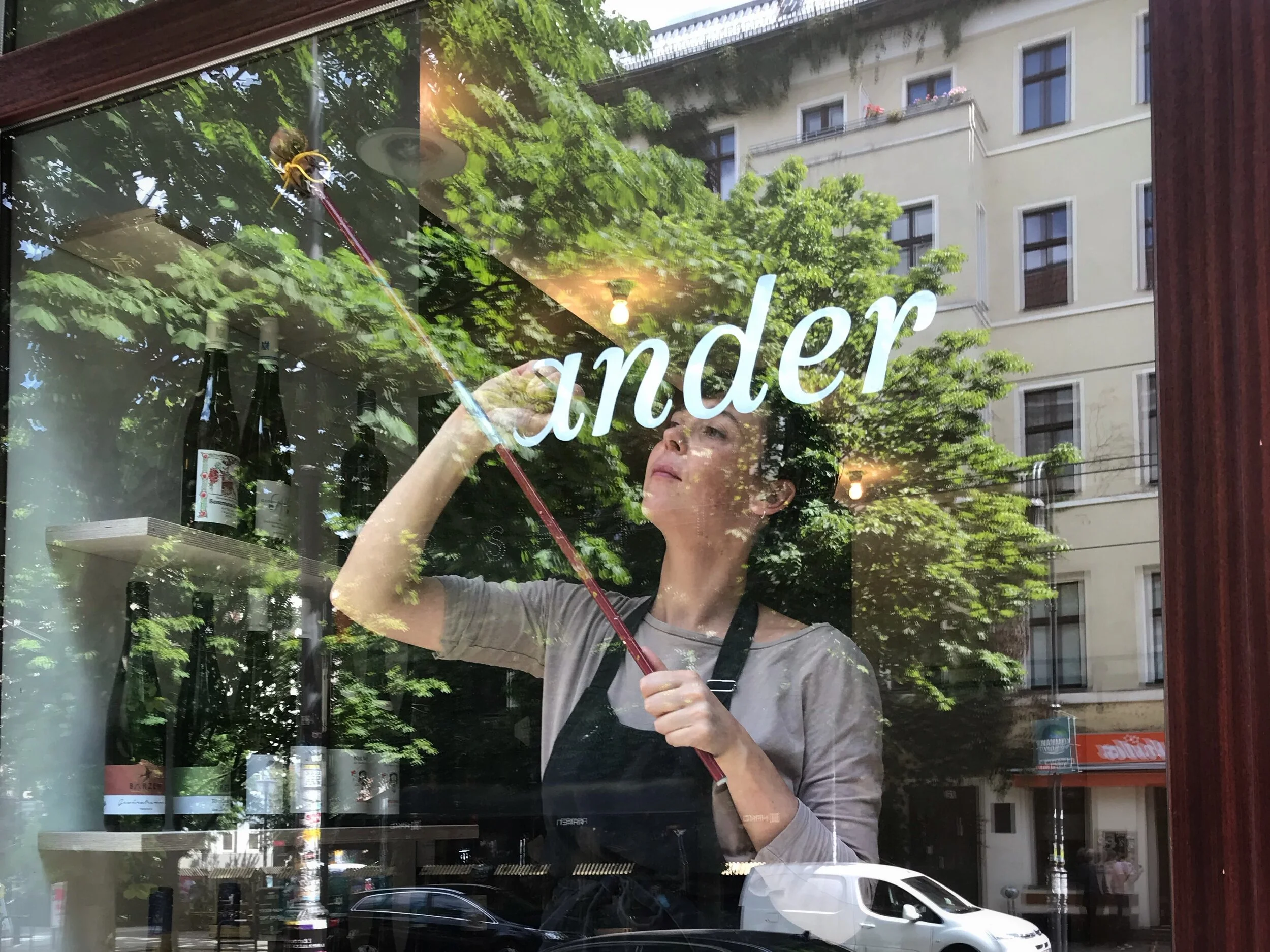 Schriftmalerin Elena Albertoni bei der Arbeit