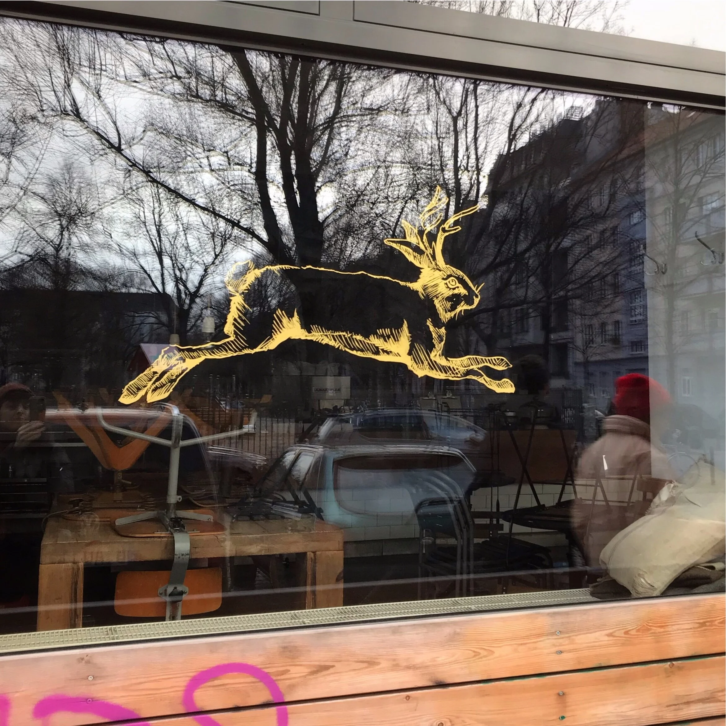 Schaufenstergestaltung mit Hinterglasvergoldung matt
