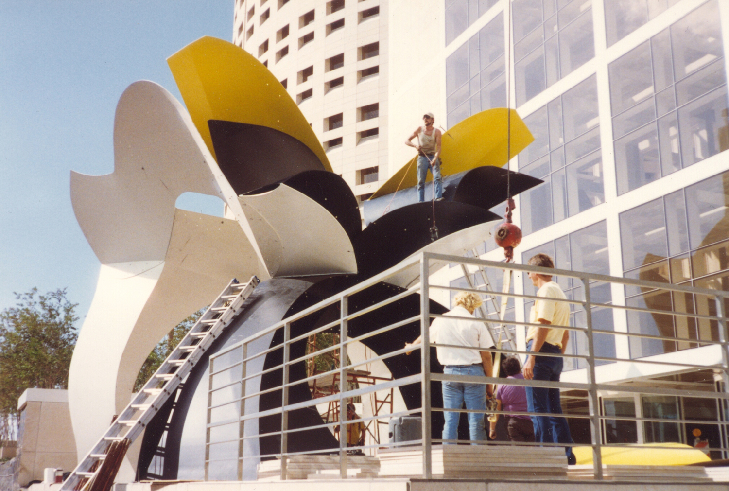 George+Sugarman+installing+his+sculpture+in+Tampa,+FL.jpg