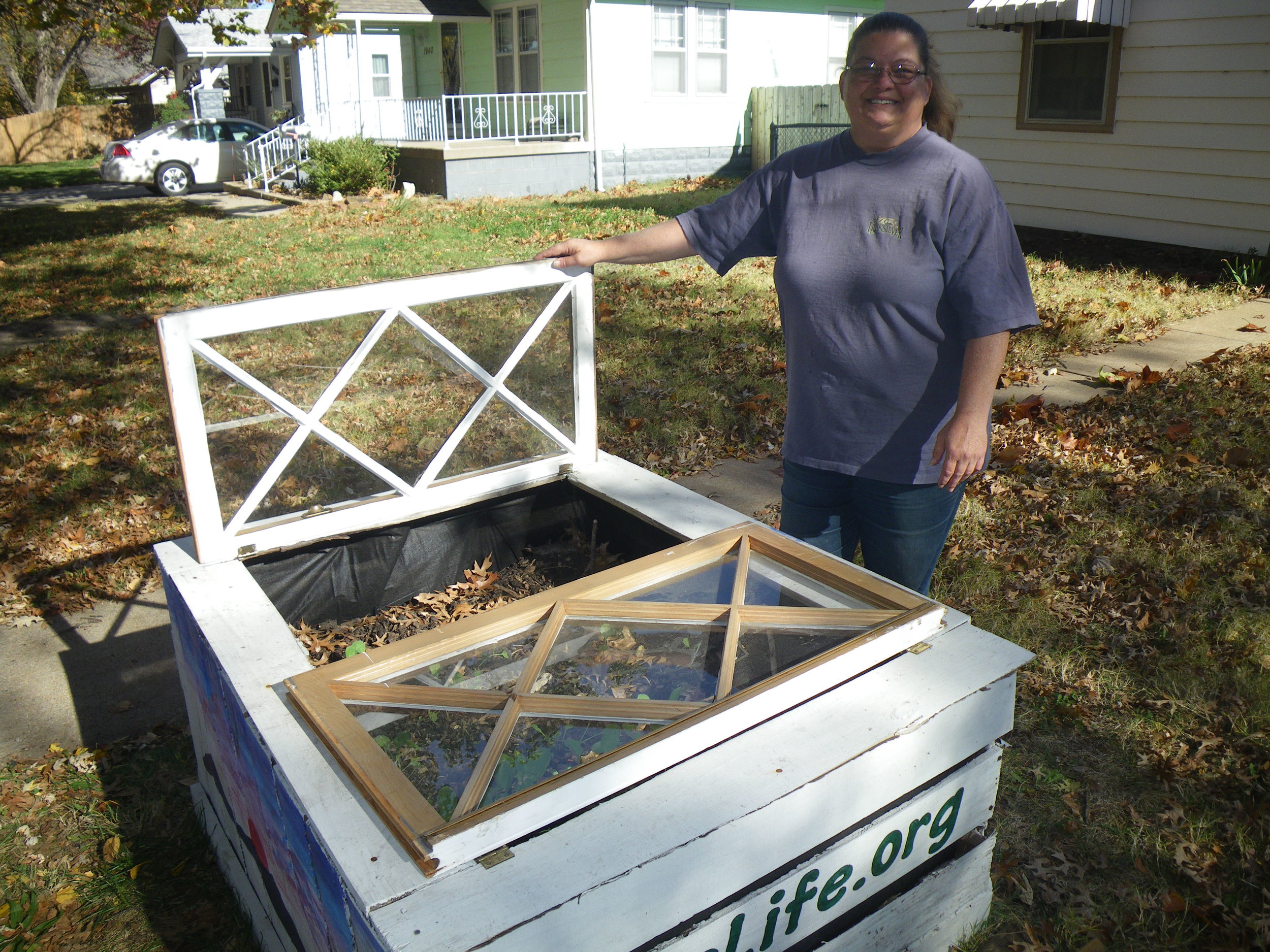 Jackie installed these windows herself! The hinges allow her to open the box when it gets too warm, and close it when it gets cold. Isn't that fantastic?