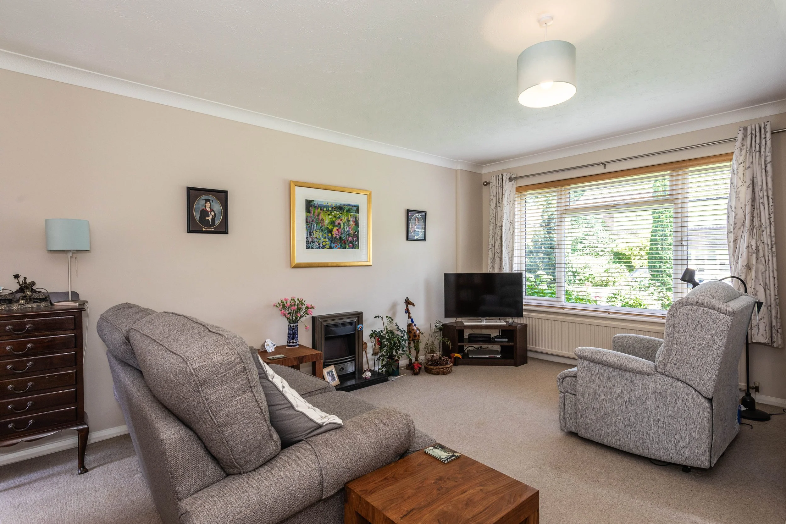 2 Bishops Close12.jpg