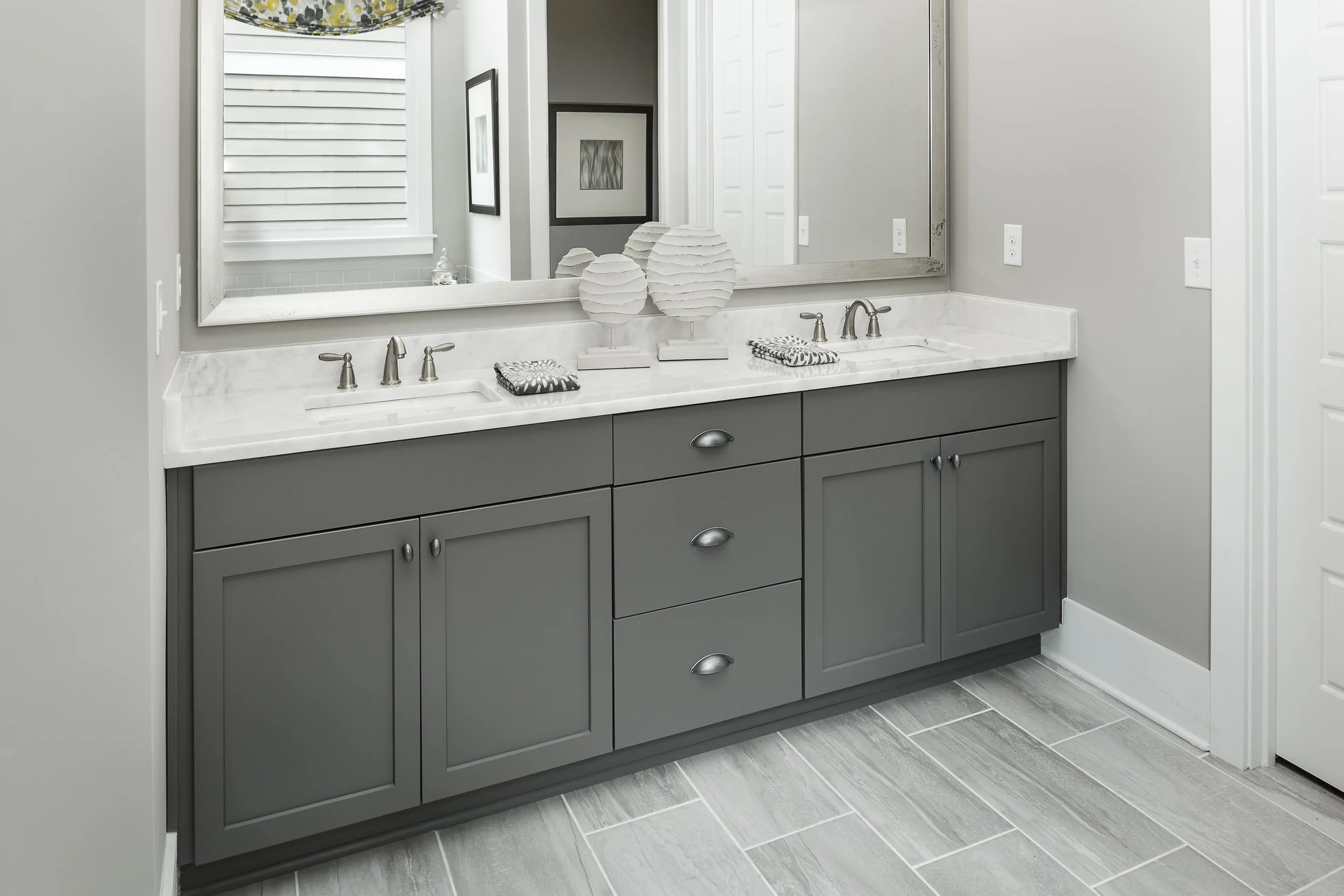 OH132_MstrBath_Vanity.jpg