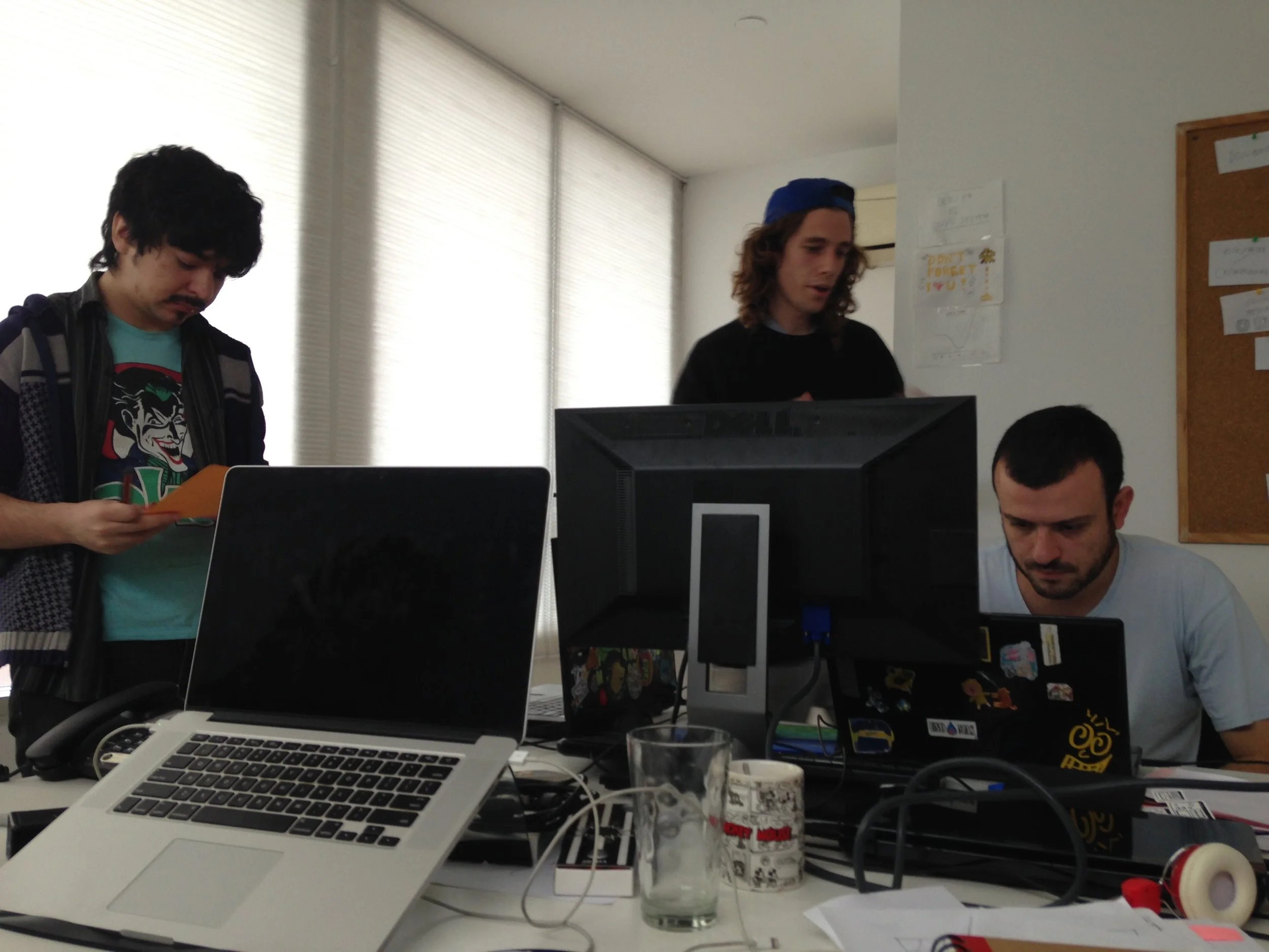 Un momento hiper creativo con Kaeru, Cob, y Herni.