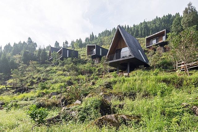 Dream cabins 💚🌿 by ZJJZ, charred timber volumes on a hillside in rural china for 'woodhouse hotel'
.
.
.
📸 laurian ghinitoiu
#woodsycabin #cabinfever