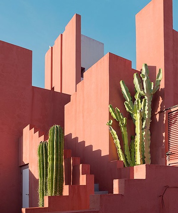 Design crush 🥰 on la muralla roja’ in spain - by Architect, Ricardo Bofill . Discovered @designboom .
.
📸 andres gallardo