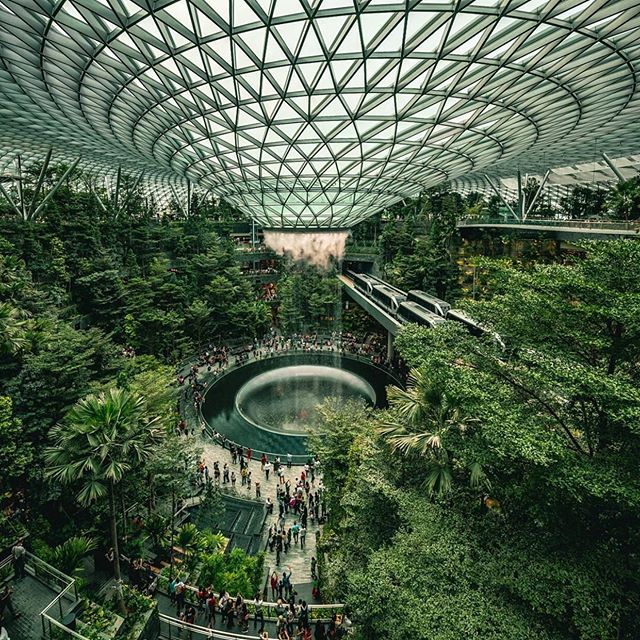 Outside / In ... the hub of a metropolis .
.
📸@bennytgh