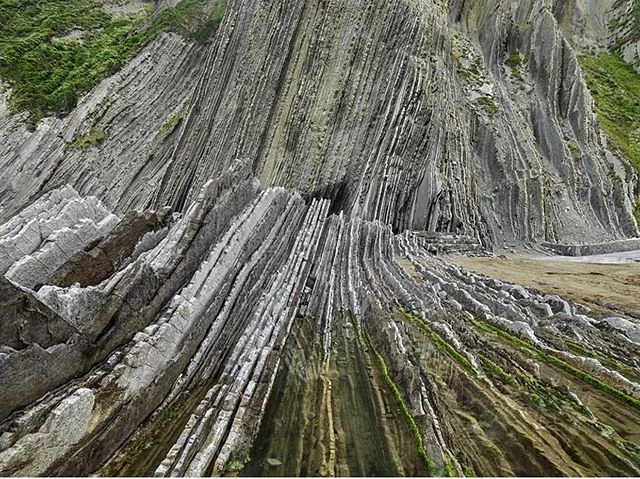 Strata on the Y and Z axis - 60 million years of Earth’s History.
.
.
BASQUE COAST UNESCO GLOBAL GEOPARK (Spain) “Spectacular coastal formations marking various chapters of the history of the planet” 🌍💚 .
.
The coastal outcrops, a 5000 m thick flysch deposit, of the Basque Coast UNESCO Global Geopark reveal, layer by layer, a practically continuous record of some 60 million years of the history of our planet, including several ancient global crises and catastrophes. One of these layers marks the last of the five mass extinctions to have taken place over the course of the Earth’s history. -UNESCO
.
.
📸 @edwardburtynsky