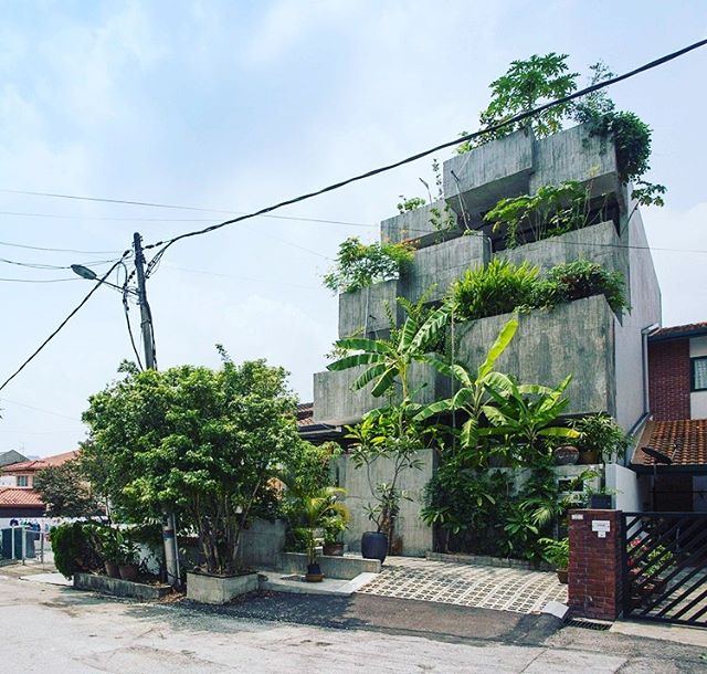 We love stacked rectangular volumes of planters / facade of the house.🌿💚 .
.
Project by Formzero in Kuala Lumpur. 
#plantincitysupersized #gardendesign #sustainabledesign #FORMZERO #gardenhome