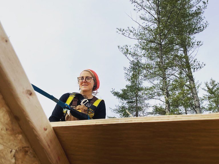 Roofing sqwaaaad! Took me a lot of minutes to get comfy in the harness but thanks to Brett and Sophia&rsquo;s patience I stayed out there and did the thing. Lots of communication and bonding when you&rsquo;re cold and suspended over plywood using a p