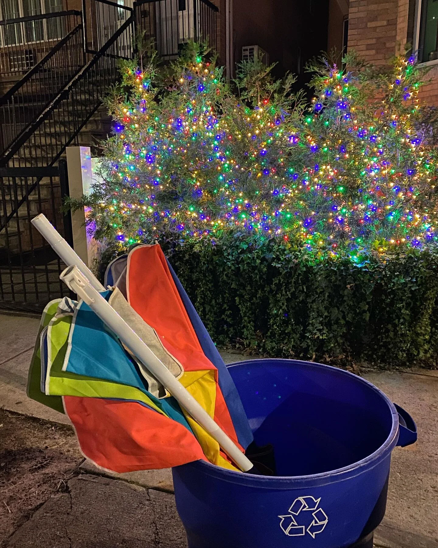 Summer&rsquo;s out, Christmas is in. 🎄⛱
.
.
.
.
.
.
.
#deadbrella #umbrella #death #trash #summer #christmas #lights #christmasdecor #garbage #nyc #streetphotography #holidays #recycle