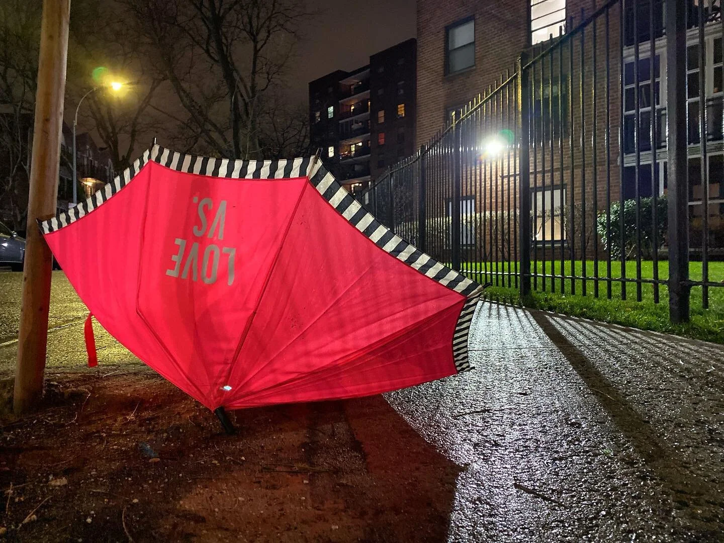 Lovebrella. ❤️
.
.
.
.
.
.
#deadbrella #art #streetart #rainyday #rain #nyc #queens #streetphotography #trash #garbage #victoriassecret #umbrella