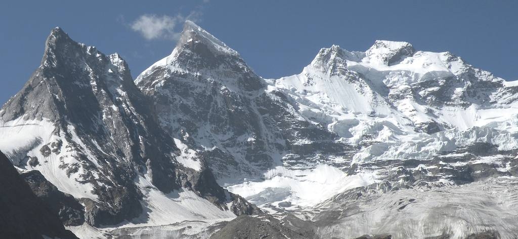 Rungofarka (6,495m) is the central peak. The north ridge is a hard-to-see prow in front of the left skyline. The north face is central. Photo by Harish Kapadia.