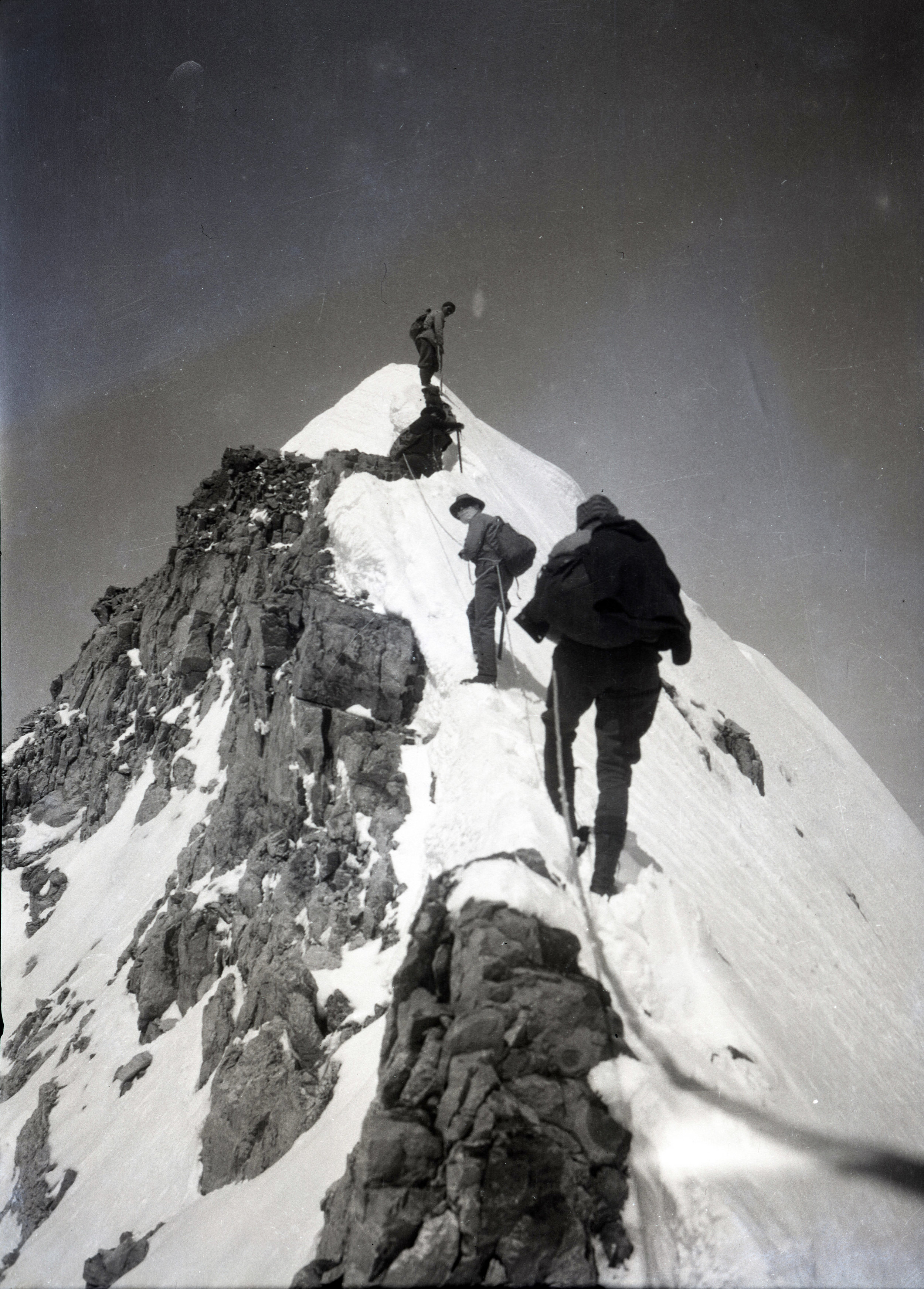  A climbing group summiting Victoria Ridge in Alberta. 