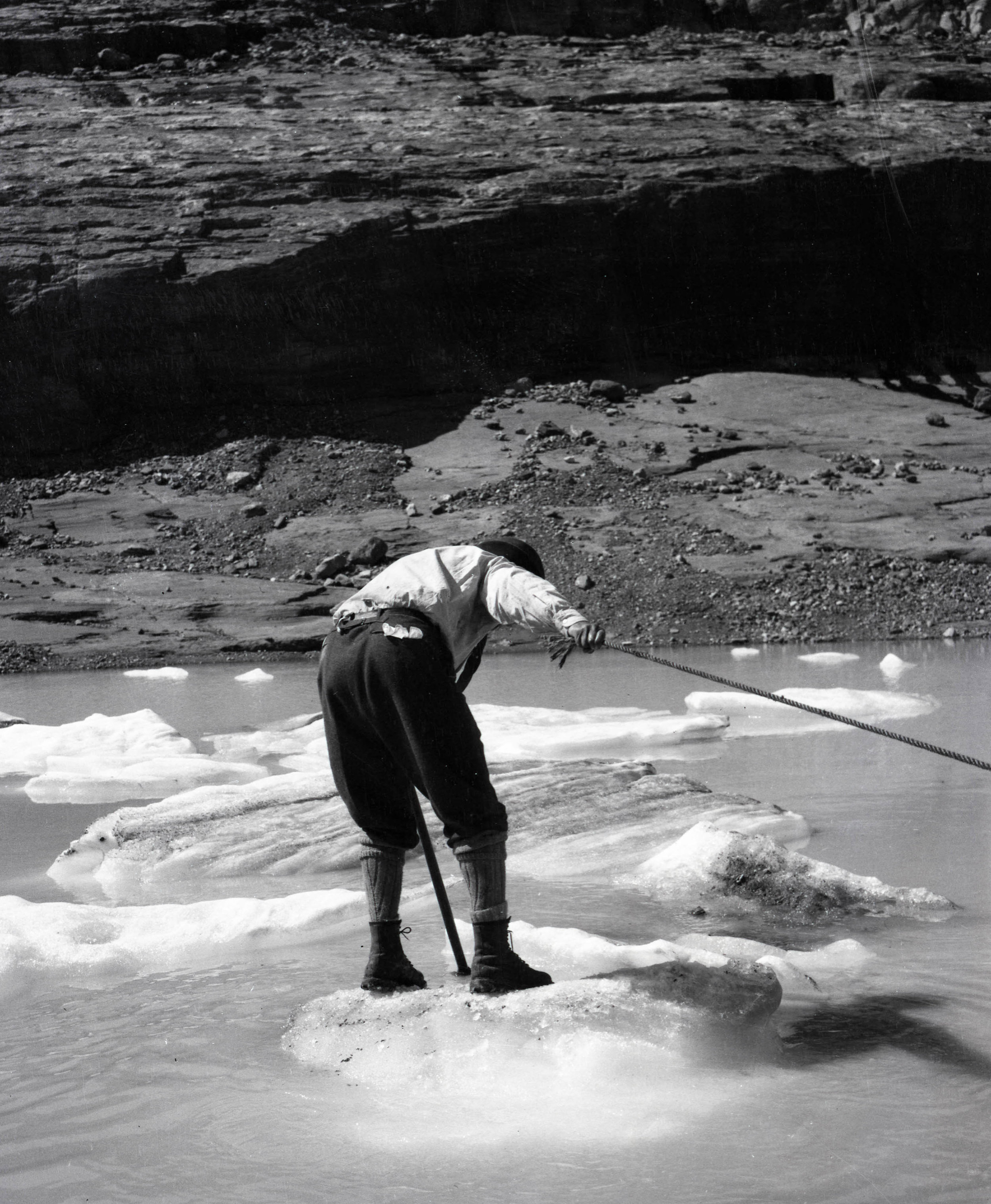  A mountaineer crossing on the ice 