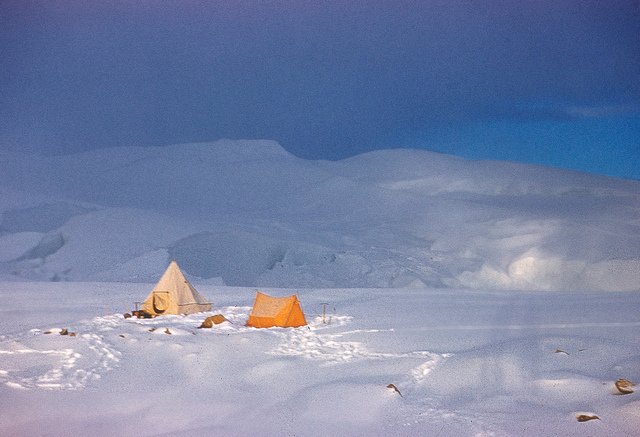  Camping on the glacier. 