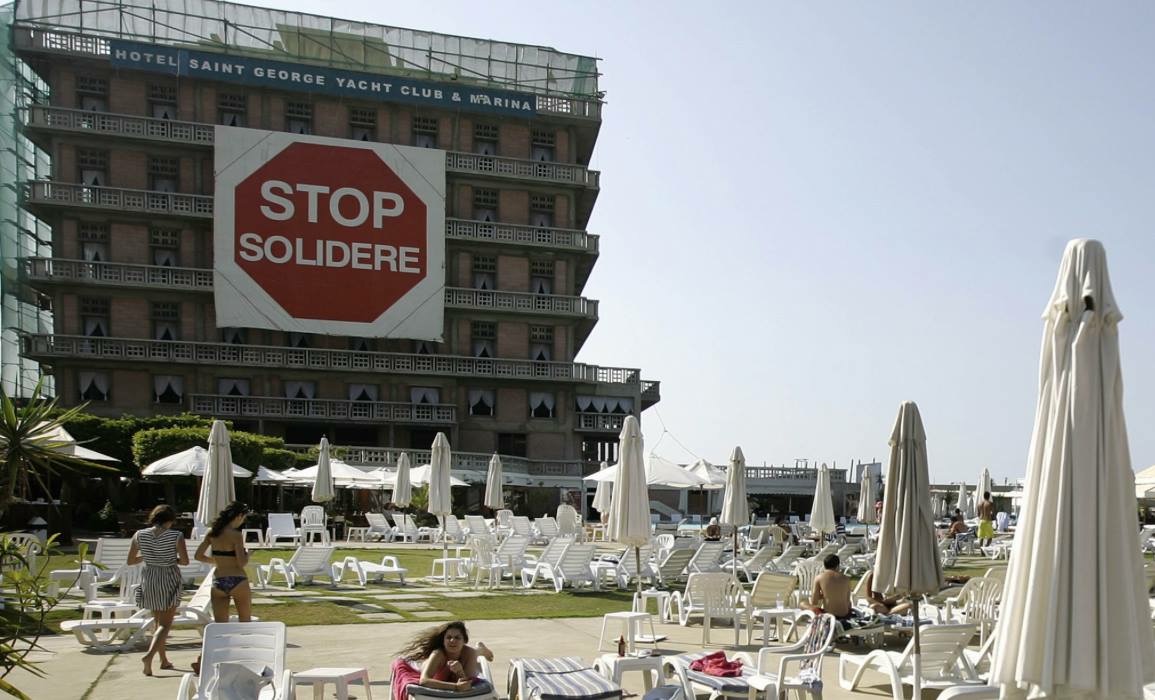 Stop Solidere sign on the St George Hotel. Once a symbol of Beirut’s golden age, the St George hotel today is but a hollow shell at the centre of an epic real estate battle pitting its owner against powerful developers. Image Source: Facebook posting, unknown source