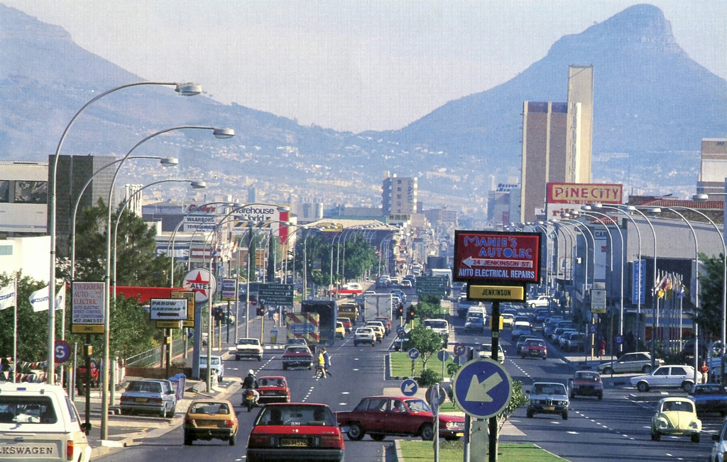 Voortrekker Road in c. 1985. Source: HiltonT on Flickr