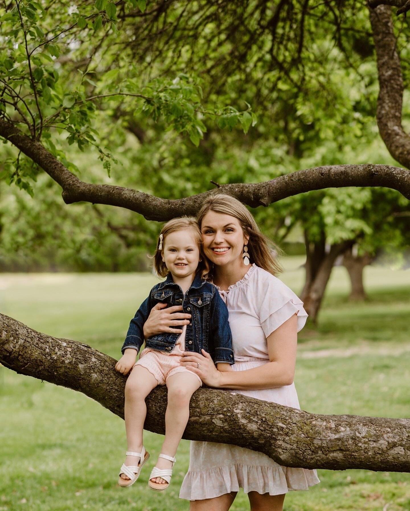 Completely obsessed with ALL the Mommy&amp;Me minis I shot this past weekend.🥰
⠀⠀⠀⠀⠀⠀⠀⠀⠀
So thankful for those of you who moved your session time to beat the rain! 🌧️ 
⠀⠀⠀⠀⠀⠀⠀⠀⠀
McKenna and Josie! &hearts;️
It was so good to see you two! 
⠀⠀⠀⠀⠀⠀⠀⠀⠀