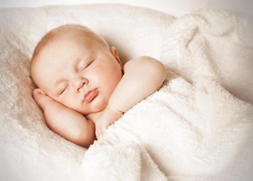 Um bebê dormindo. O sono aumenta os níveis de oxitocina no cérebro.