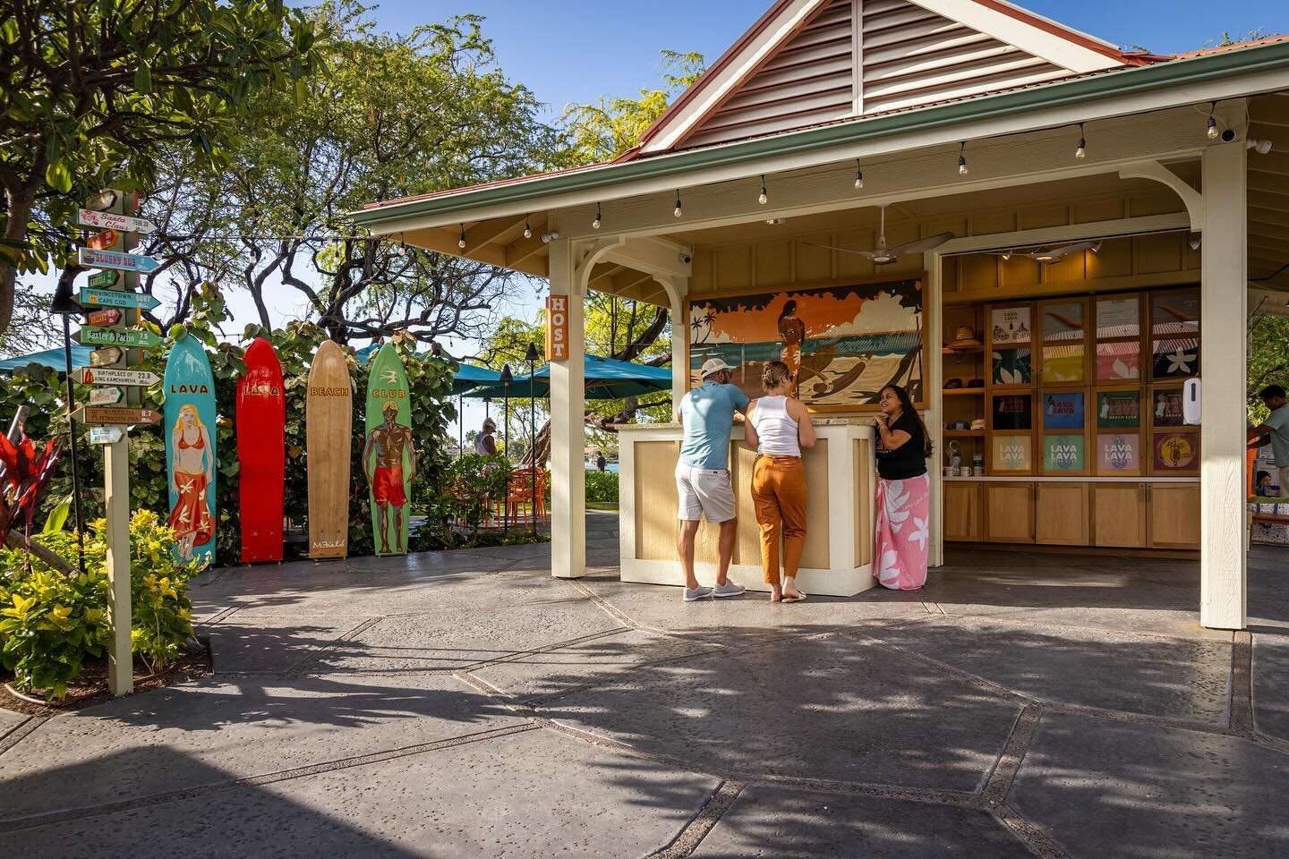 Nestled in the idyllic resort town of Waikoloa Village, on the Hawaiian Big Island, SWW was tasked with designing a comprehensive transformation of this beachfront restaurant. The project entailed a ground-up remodel, featuring the addition of two br