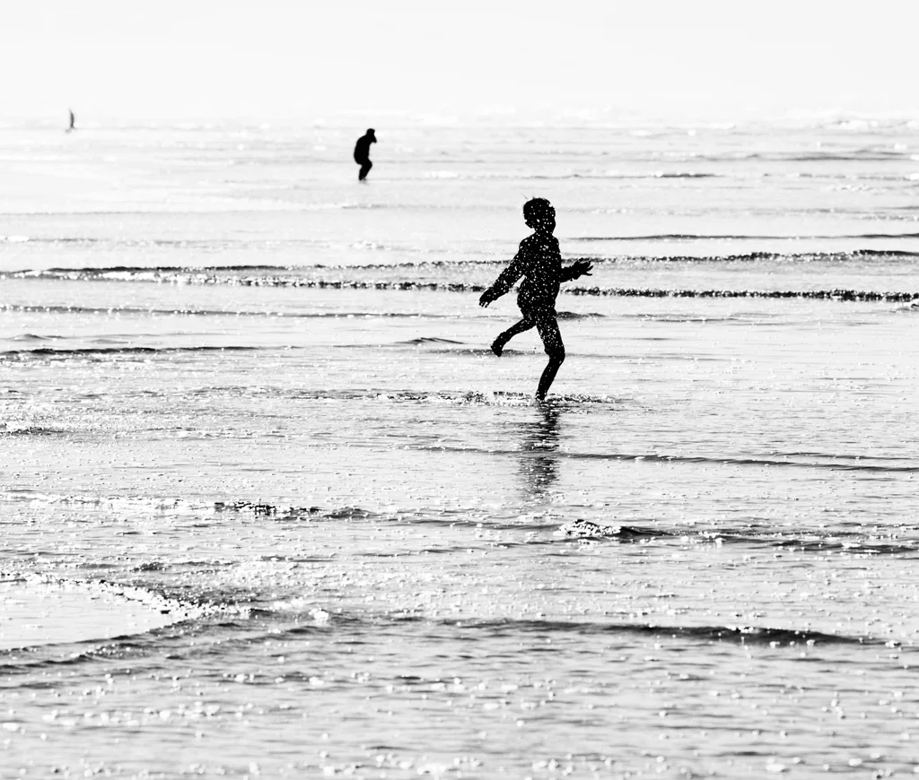 boy splashing bw crop 1024px 1688.jpg
