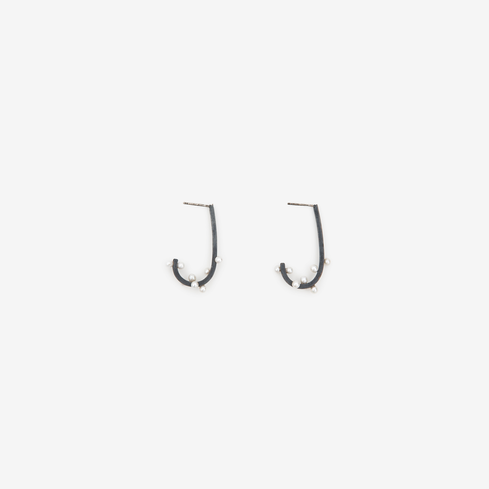 milkyway earring curbed J with pearls