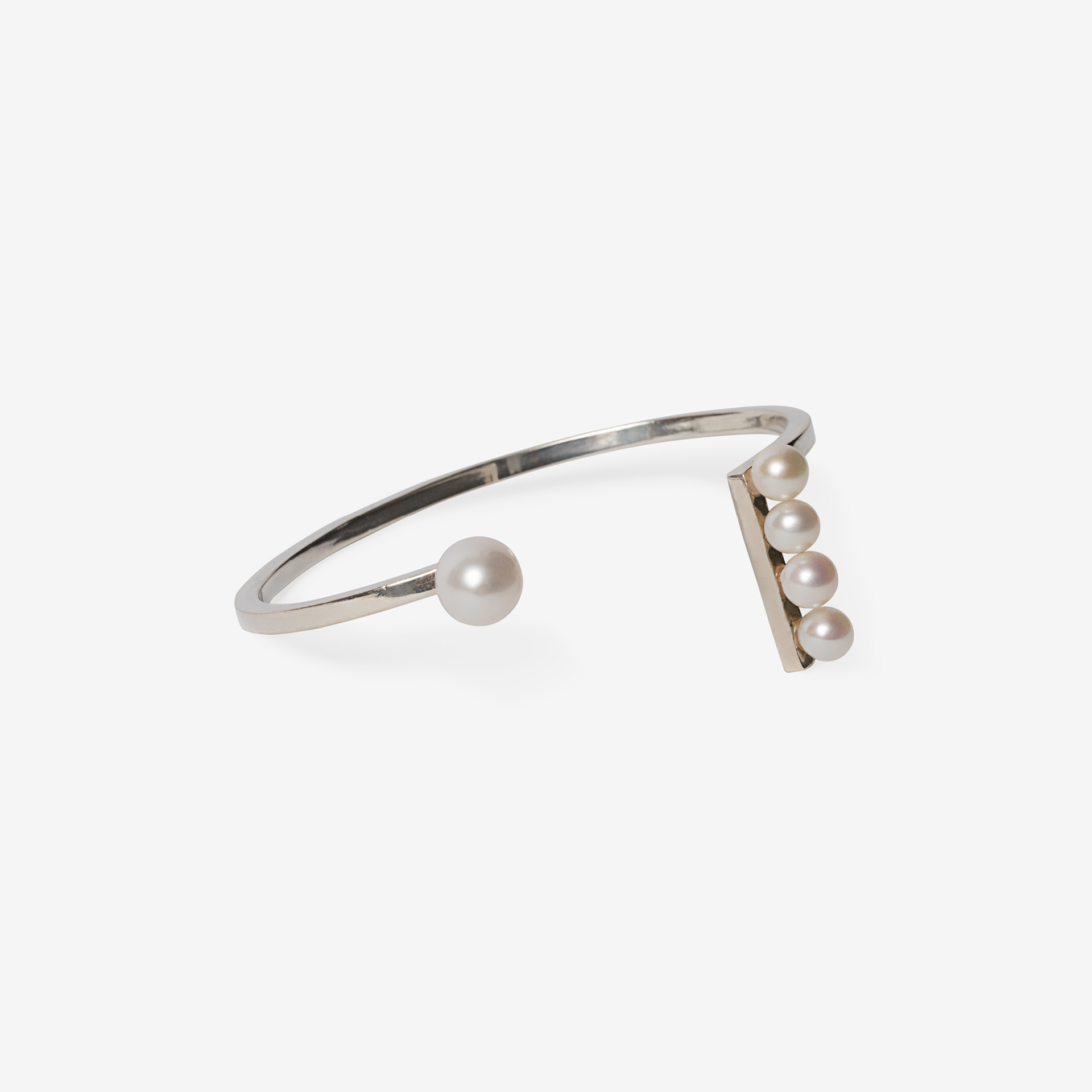 broken square with pearls
