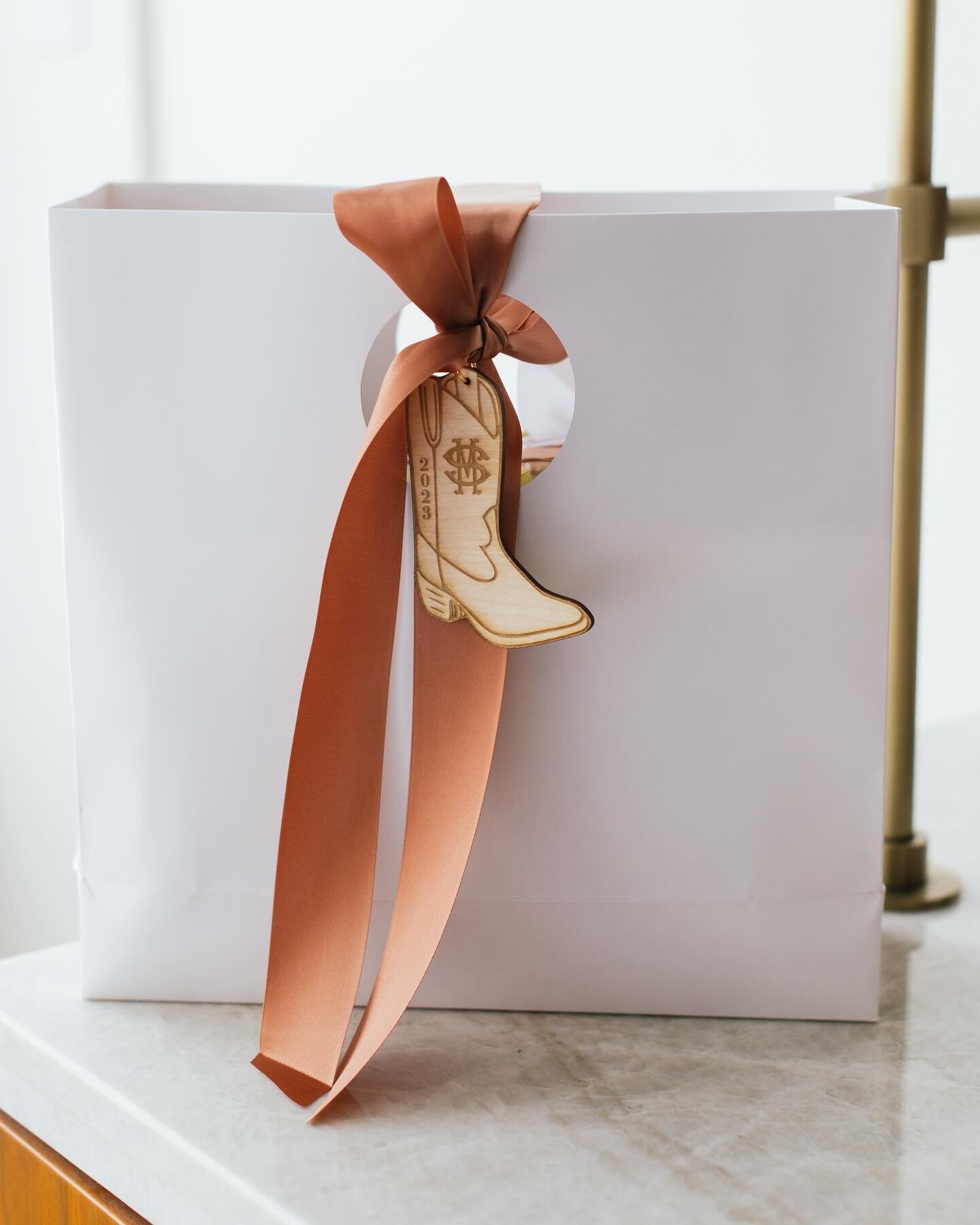 Dive into the details of Sarah and Matt&rsquo;s Dallas wedding welcome bag. Their modern neutral color palette and Texas chic design carried through to goodies for guests, including a ranch water kit, weekend essentials, custom cookies and more. A ke