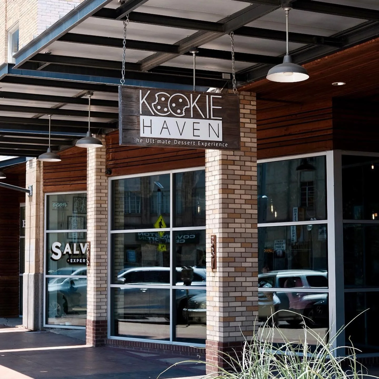 Unfortunately one of our most beloved bakeries is closing doors this weekend. Kookie Haven on 337 W. Jefferson in Oak Cliff (close to the Bishop Arts District) ran by sisters Kim, Darla and Nita is one of the best bakeries in Dallas. 

With this cost
