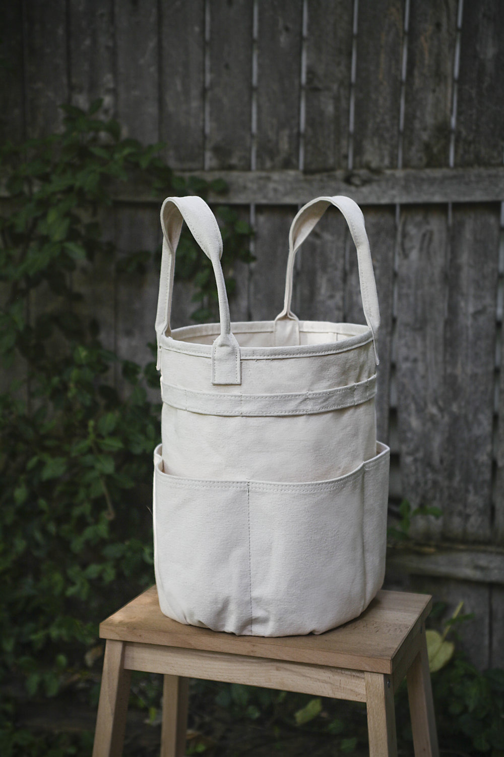 logo-print contrast-trim bucket bag, UhfmrShops