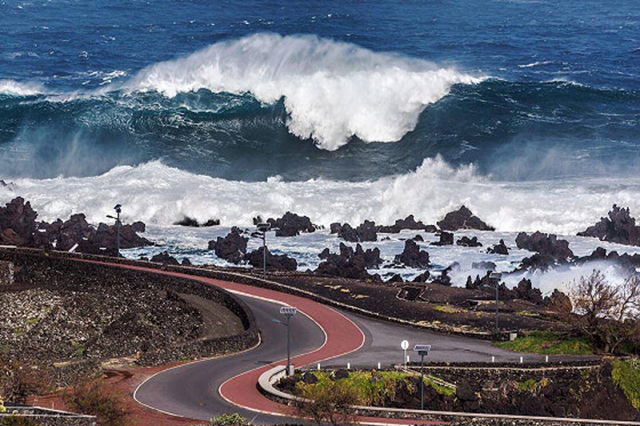 Hercules sending monster waves to the Azores // photo. Antonio Araujo