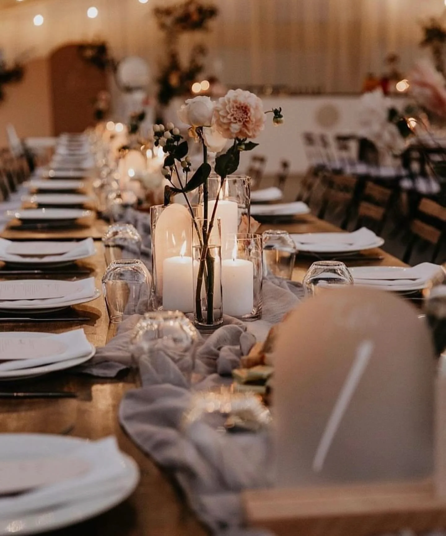 Candles and flowers are always the icing on top of any styling design.
The way they pull together a room is ✨