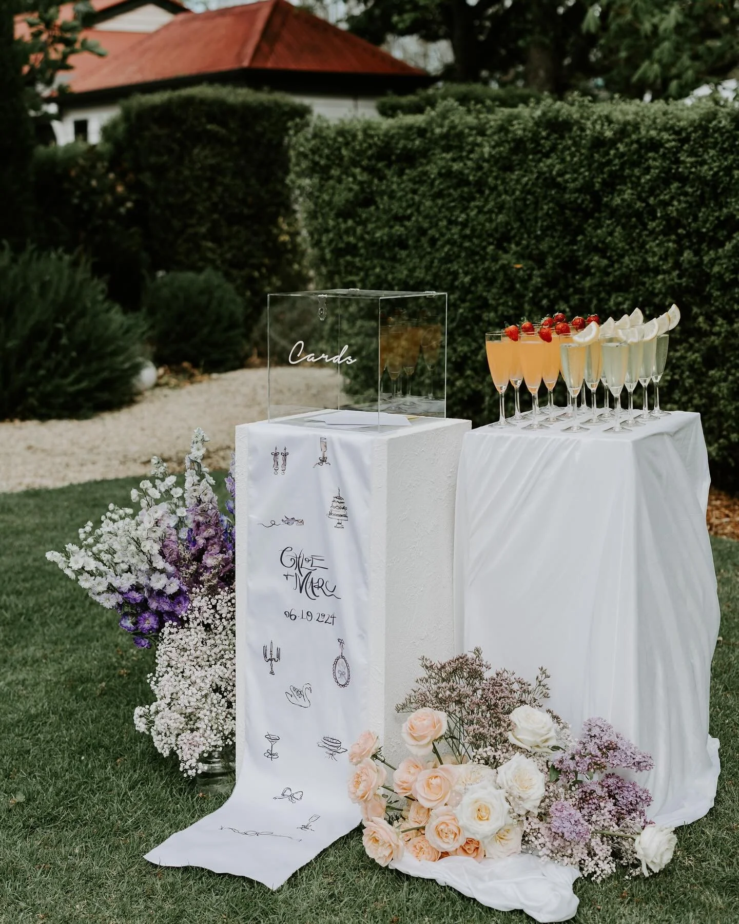 A welcome station with drinks on arrival and a place for cards before the ceremony commences 🍓