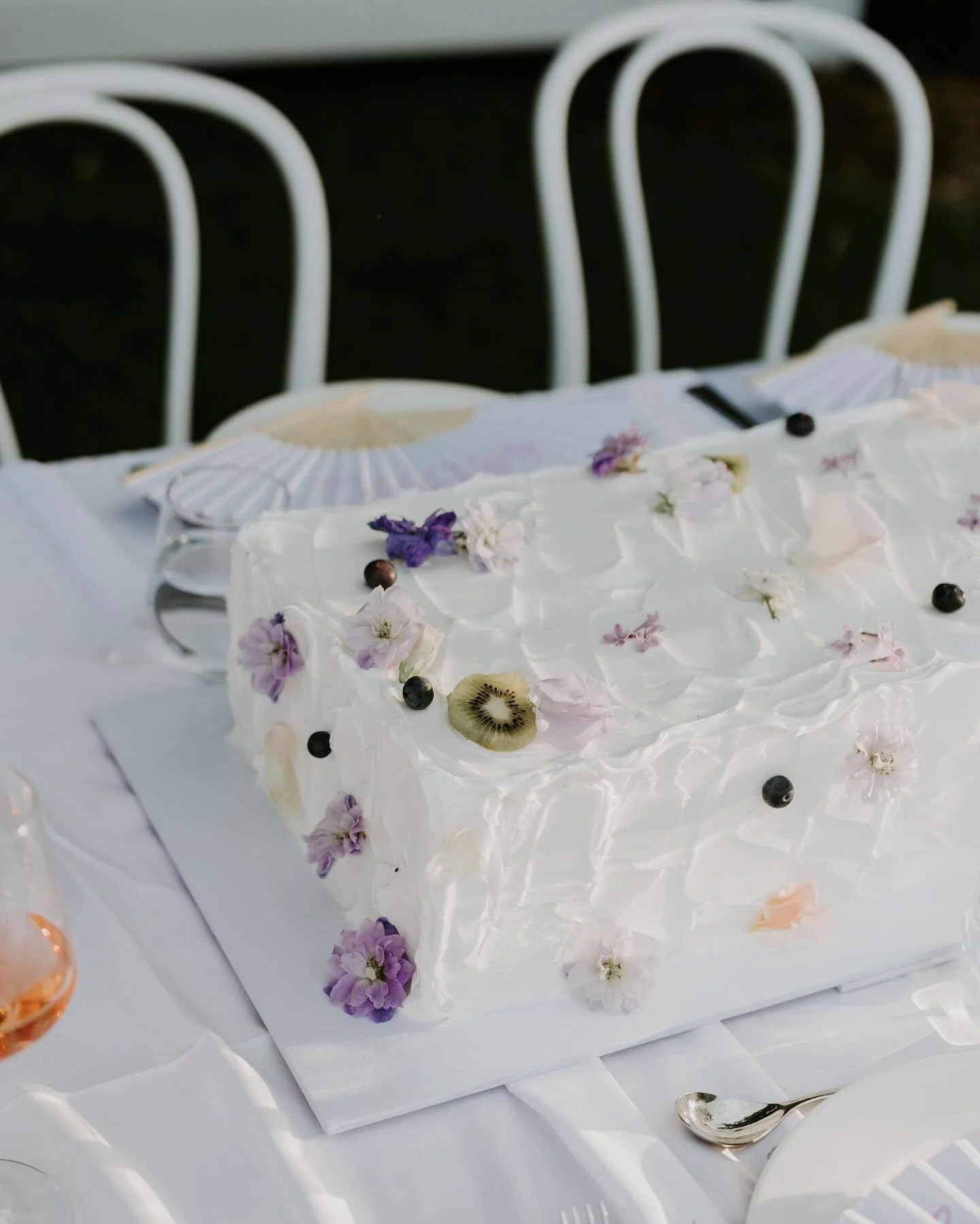 Summer vibes as I scroll TikTok for Christmas dessert recipes 😆
But loving the spread that was created for the wisteria romance shoot in October here 🥝 🍓 

@lisahaymanphotofilm 
@mewburnpark
@tinambahotel 
@mosiemedia 
@makeupby_maddybedg 
@benita